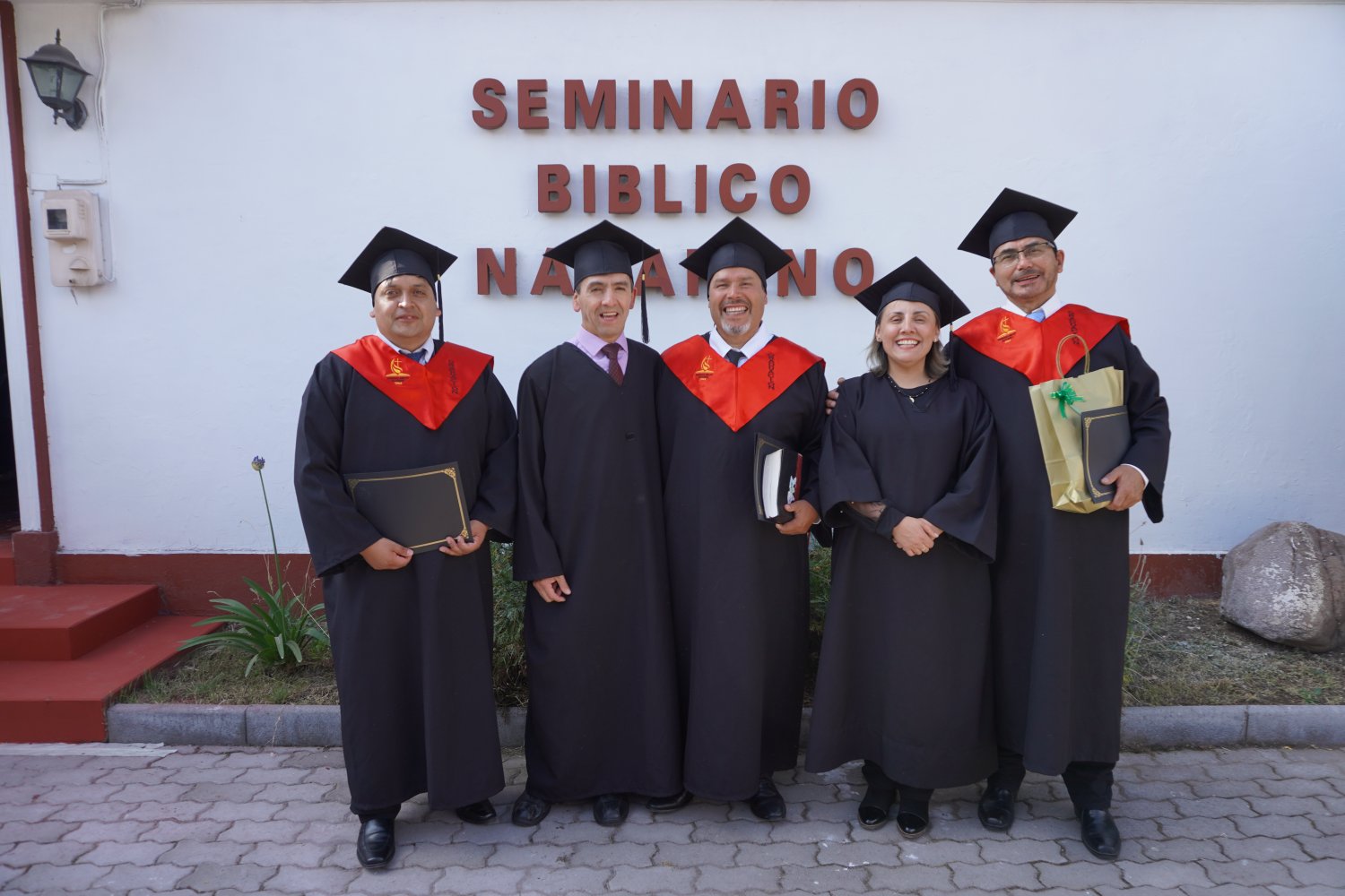 Graduados del SBN frente al seminario